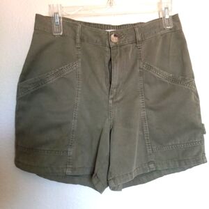 Maunces short shorts color olive green size 6 cotton spandex like new.